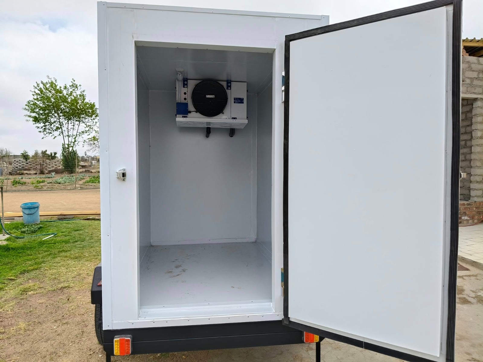Mobile freezer and chiller unit